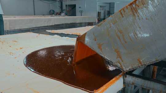工业糖厂生产糖浆糖倾倒摊铺自然凝固特写视频素材模板下载