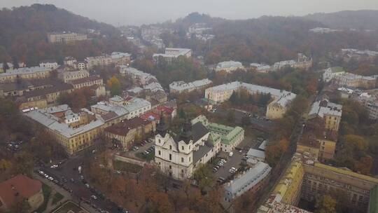 雾天利沃夫的城市景观