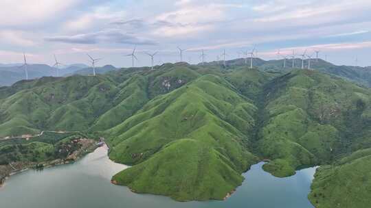 绿色山丘上的风力发电机群全景