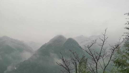 大山深处山村里下雪的场景