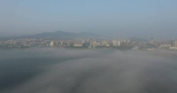 威海湾幸福门上空的平流雾航拍4K