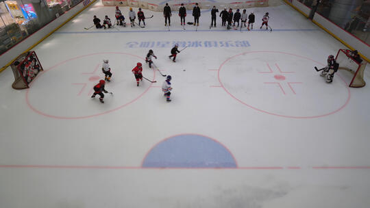 城市商业中心冰球馆冰上运动儿童冰球培训