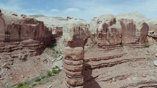 美国犹他州西南沙漠红砂岩悬崖的地质层，空中视频素材模板下载