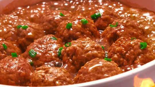 红烧狮子头四喜丸子肉圆子美食制作实拍