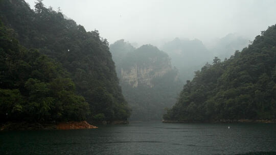 慢镜头游船视角欣赏湖南张家界宝峰湖雨景