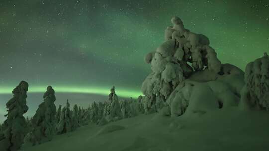 天空中的极光在白雪覆盖的景观延时