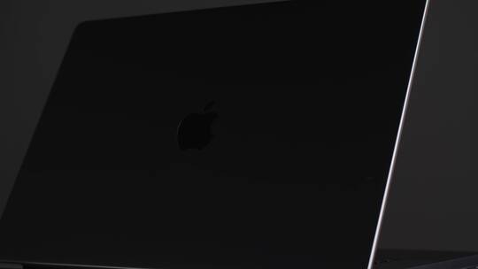 旋转的全新苹果电脑特写视频素材模板下载
