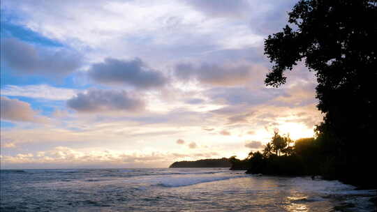 日落时处女未受破坏的加勒比海滩