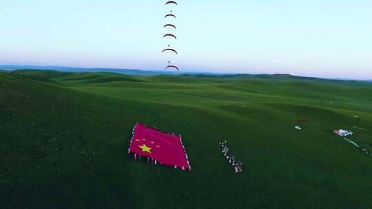 草原上伞降与国旗展示素材