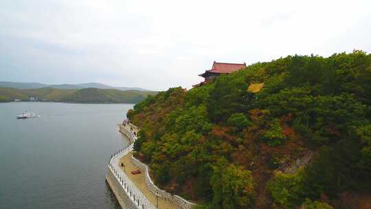 航拍黑龙江省牡丹江市镜泊湖吊水楼瀑布秋景