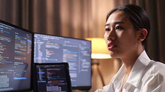 亚洲女程序员与平板电脑创建软件工程师开发