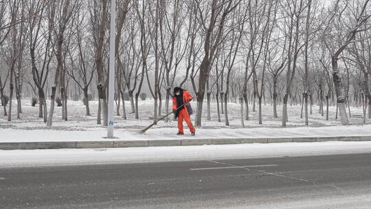 【合集】雪后环卫工人扫雪