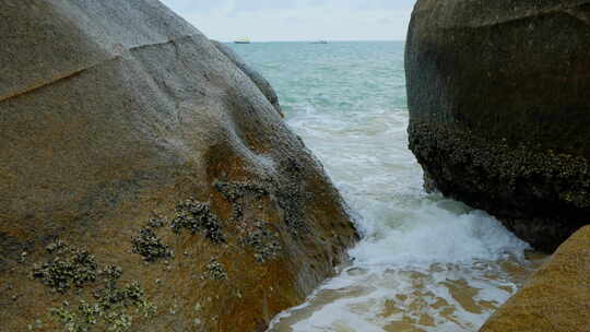 海南三亚海边海滩海浪石头岩石