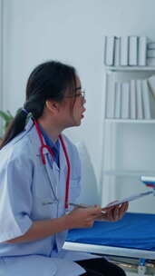 医生在医院检查病人的垂直镜头。
