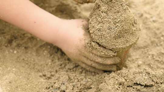 沙滩边小孩玩沙玩乐视频素材模板下载