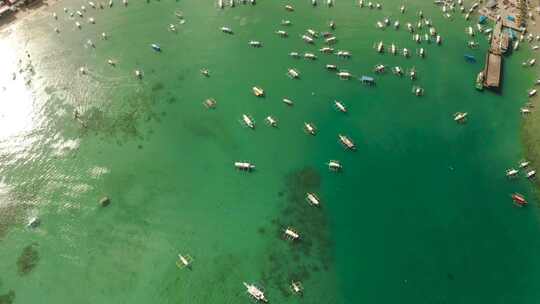 碧蓝海湾中的旅游船