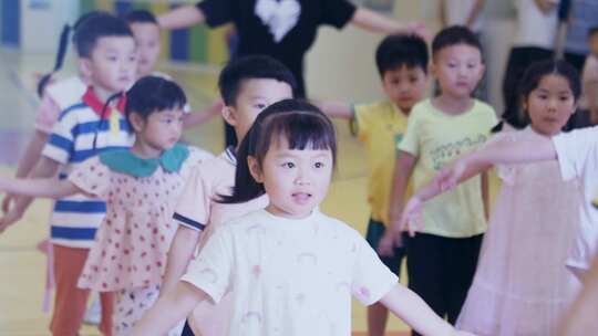 幼儿园小朋友运动做操跳舞视频素材模板下载