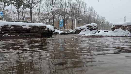 树林小河沟流水冬季下雪素材