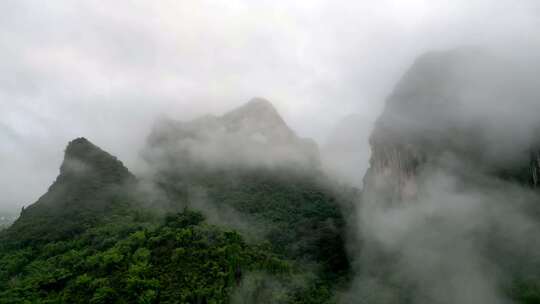 航拍雨后阳朔月亮山景区云雾缭绕