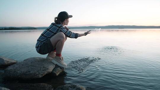 女人在湖边戏水