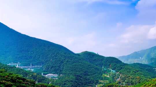 葱郁山林间的全景