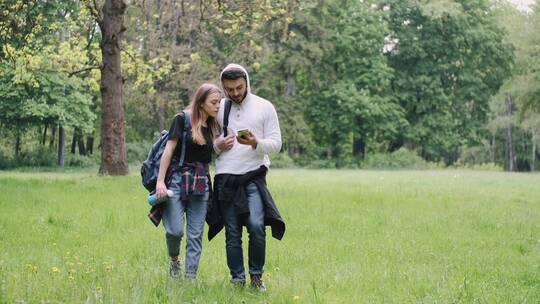 在草坪上散步的情侣视频素材模板下载