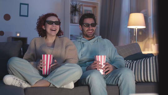 情侣在家看3D电影