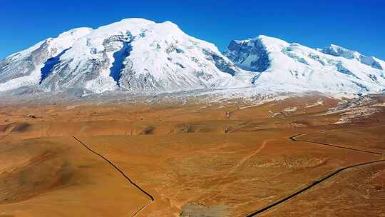 航拍秋季新疆帕米尔高原慕士塔格峰