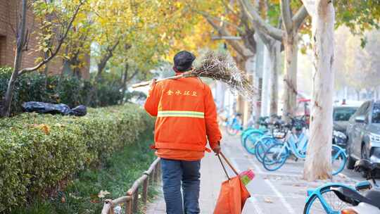 环卫工人背着扫帚行走背影视频素材模板下载