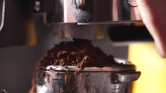 咖啡粉进入粉碗慢动作