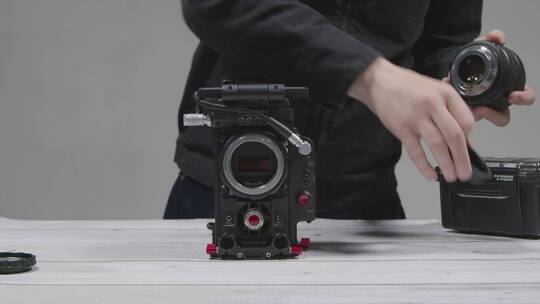 桌子上安装摄像机镜头的人特写镜头视频素材模板下载