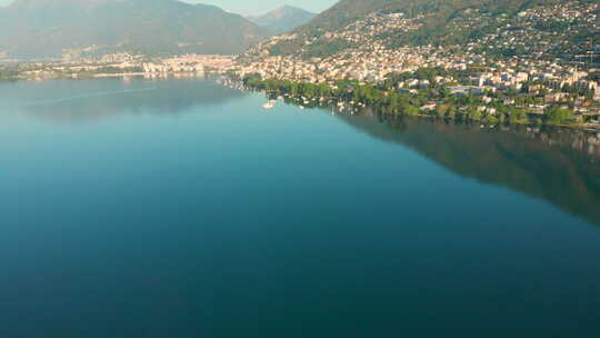 瑞士马焦雷湖洛迦诺湖畔帆船的空中起重机照片。艾尔