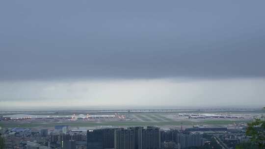 实拍暴风雨来临的深圳机场和珠江水面延时