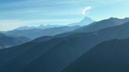 四川甘孜上城子村航拍清晨的蜀山之王贡嘎山