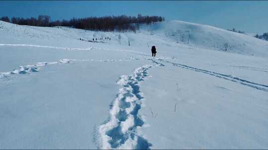 一个人穿过雪原留下一排脚印