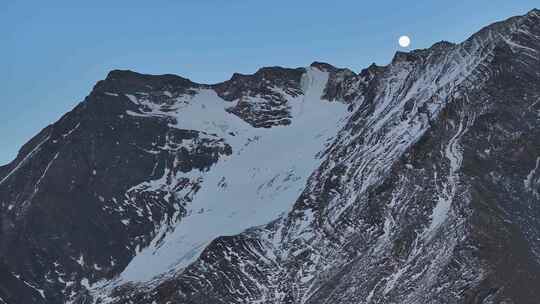 四川阿坝航拍月色下的岷山山脉四根香峰雪山视频素材模板下载