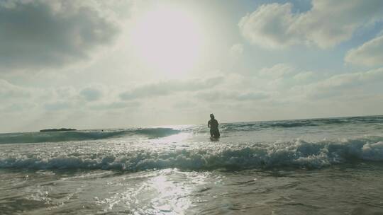 情侣在海洋冲浪