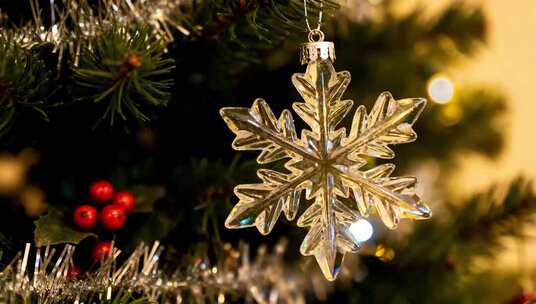 圣诞树上的雪花形装饰