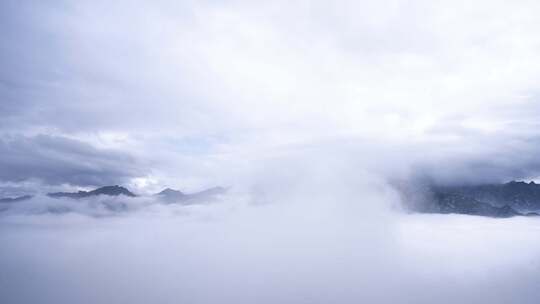 云海缭绕翻滚穿过山峰视频素材模板下载