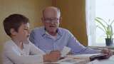 祖父，老人，儿童，年轻高清在线视频素材下载