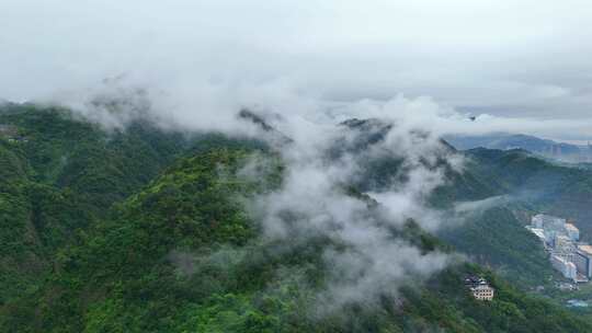 云雾中的大山