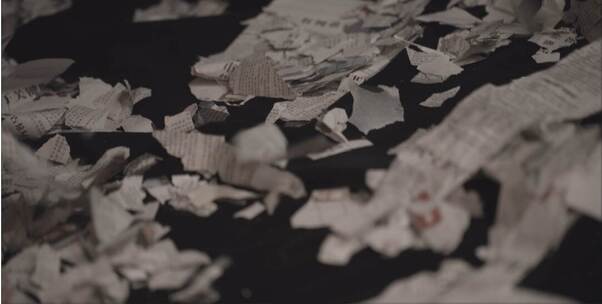 撕碎的报纸散落一地的纸屑4k实拍视频