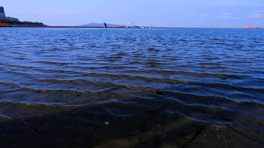 海岸邮轮码头与海面微风徐徐的海浪