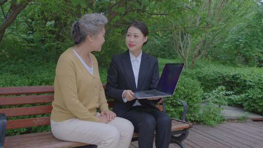 为老人讲解服务