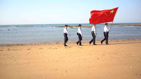 国庆节威海警察高举五星红旗巡查海岸