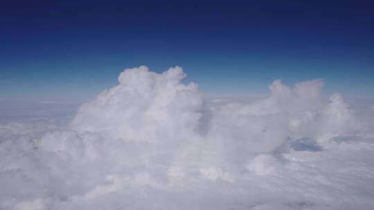 飞机高空中飞行