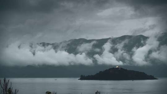 云南高原湖泊泸沽湖阴雨天玉带云蛇岛延时