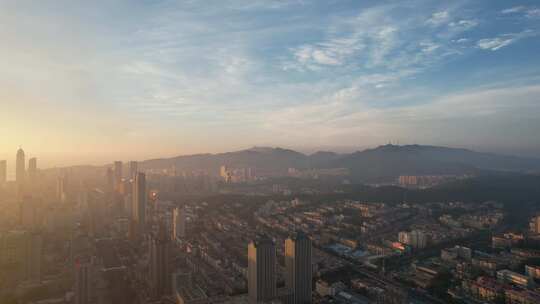 日出时分的城市高楼全景