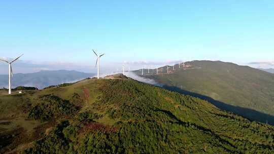 山脊上的风力发电车视频素材模板下载