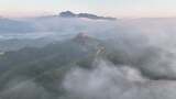 航拍蟠龙山长城云雾缭绕一镜到底高清在线视频素材下载